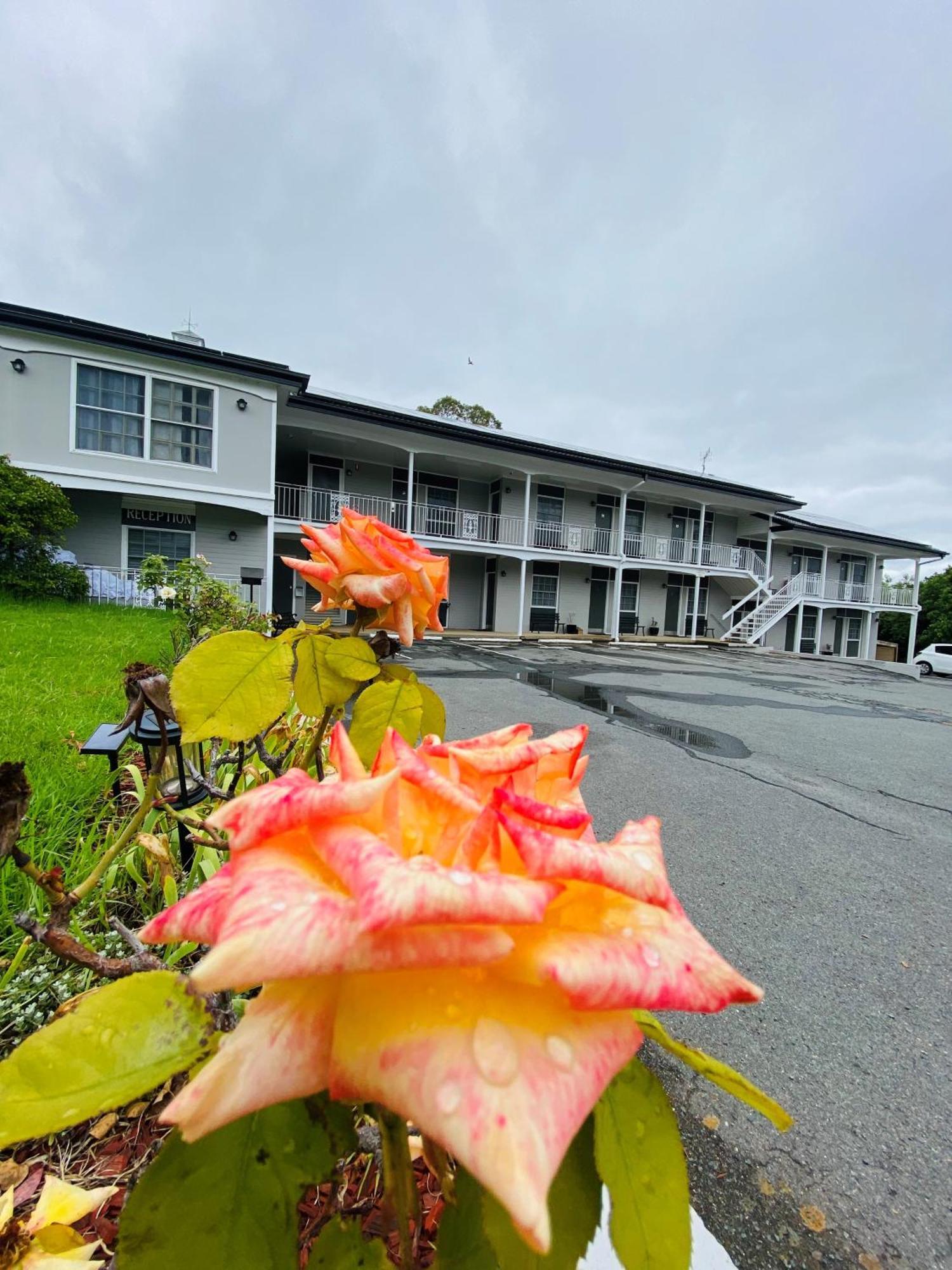 Colonial Lodge Motor Inn Yass Exterior photo
