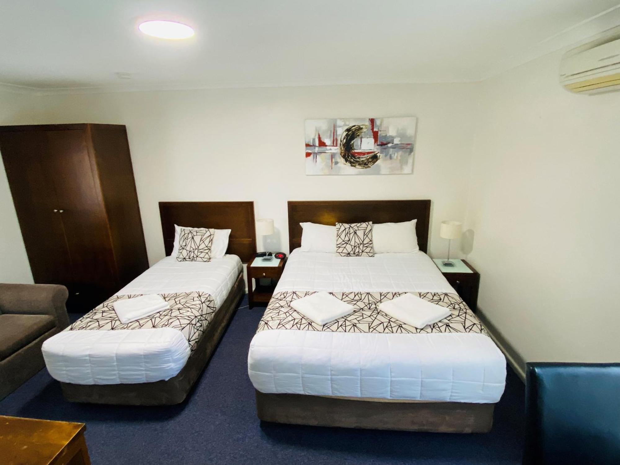 Colonial Lodge Motor Inn Yass Exterior photo