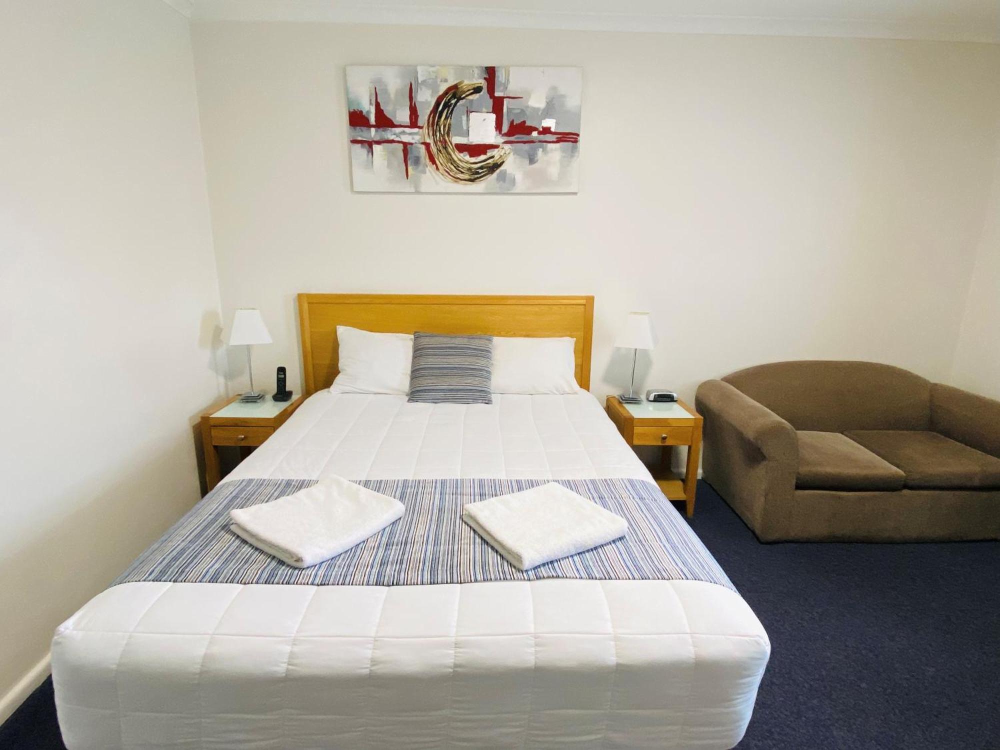 Colonial Lodge Motor Inn Yass Exterior photo